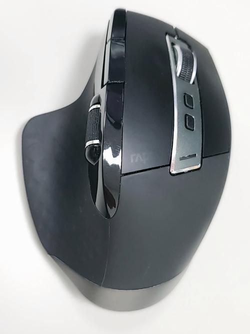 wireless mouse battery and charging setup