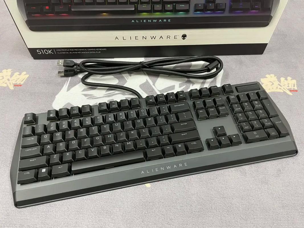 电竞玩家使用鼠标操作