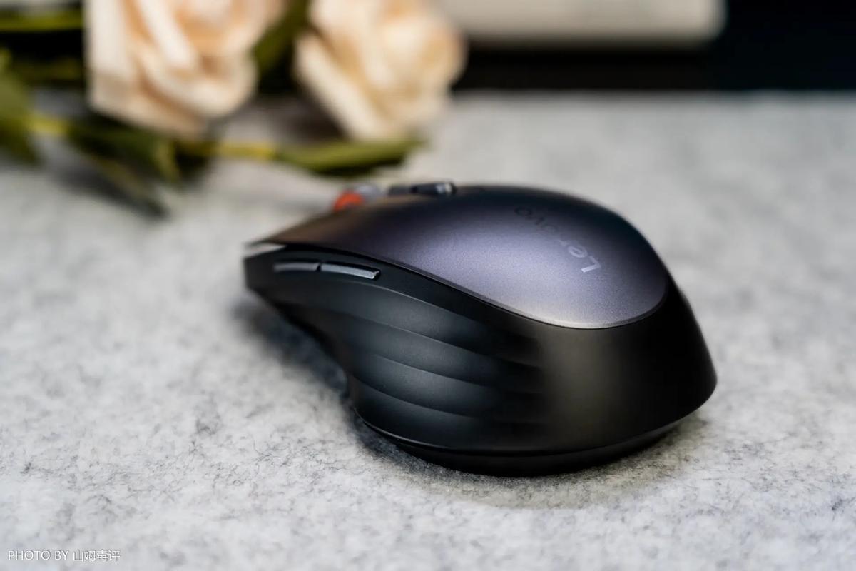 Wireless mouse packaging and product overview