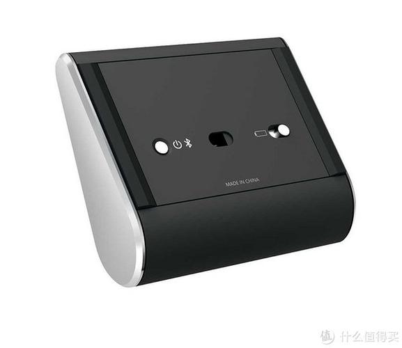 笔记本旁边的简约黑色鼠标