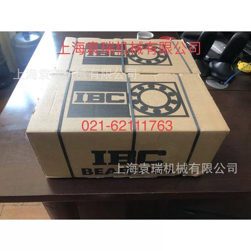 白色鼠标桌面购买决策场景