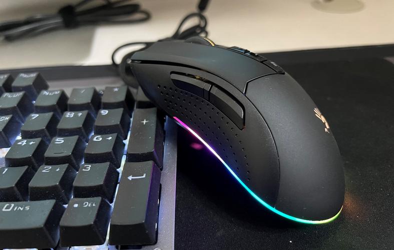 电竞玩家使用鼠标操作