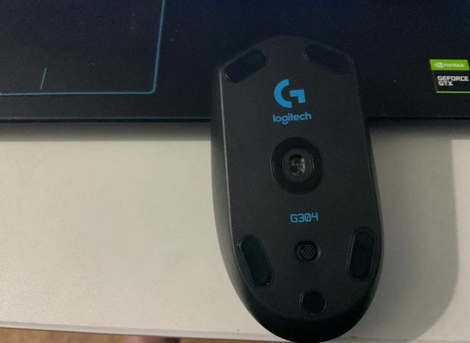 电竞玩家使用无线鼠标