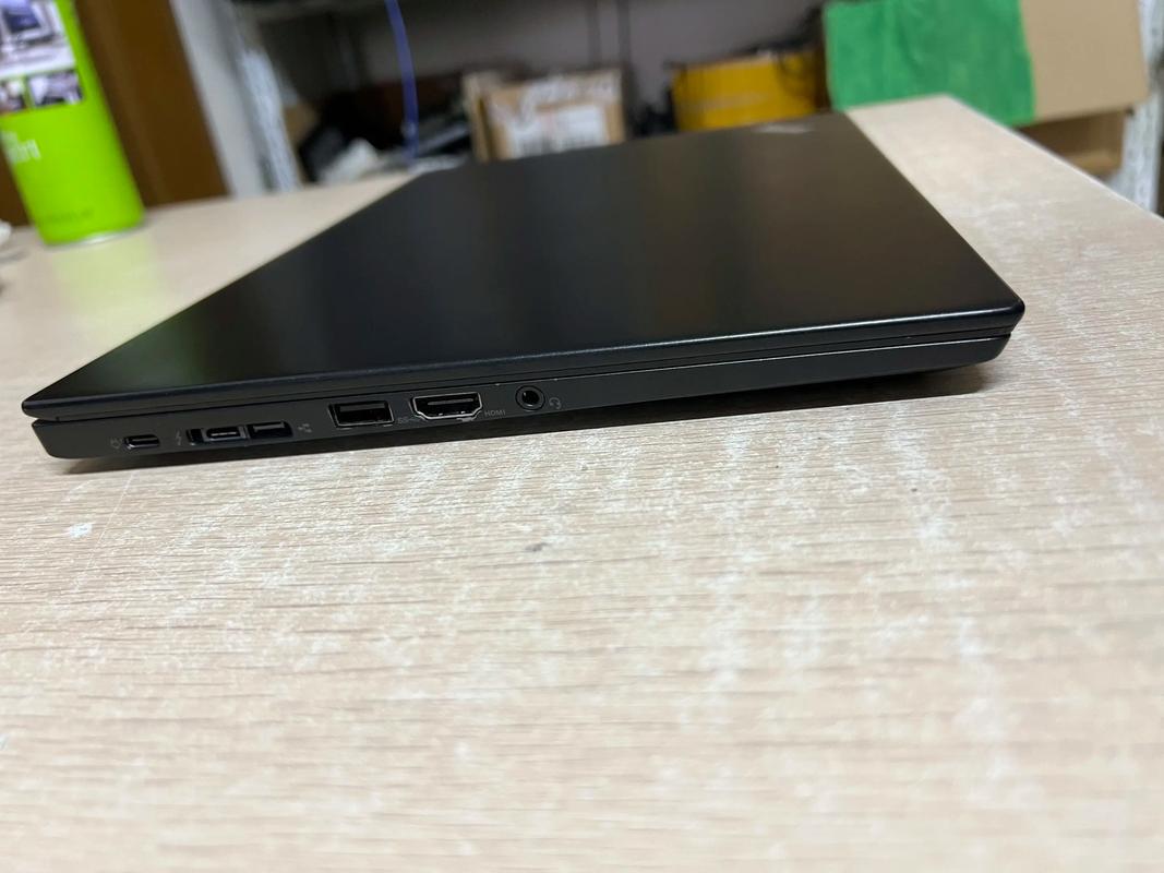 无线鼠标操作特写