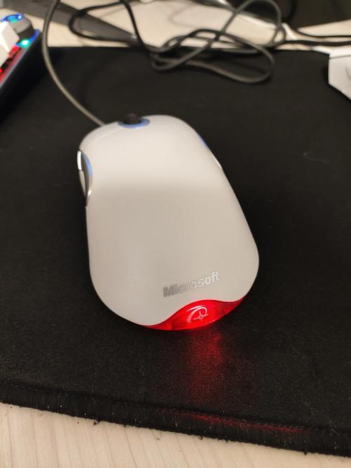 黑色有线游戏鼠标外观特写