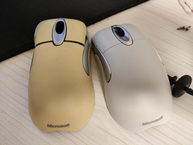 经典黑色电脑鼠标侧面视角