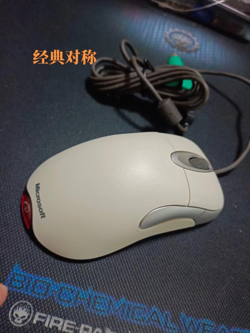 有线黑色鼠标连接与结构特写