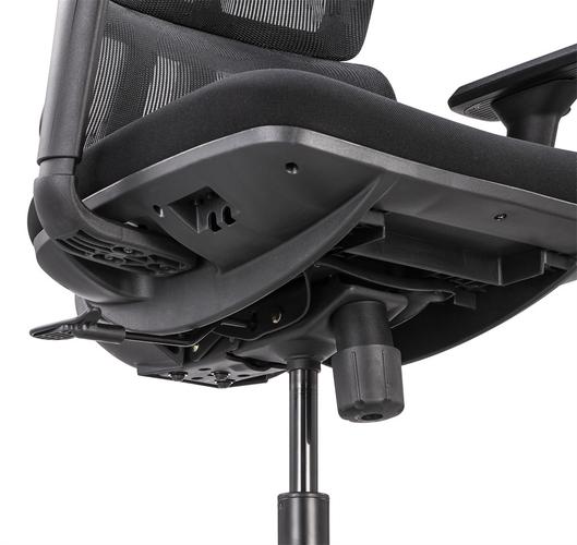 商务办公桌面上的黑色有线鼠标