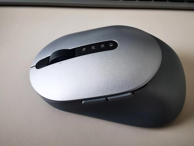 小型无线鼠标办公桌面展示