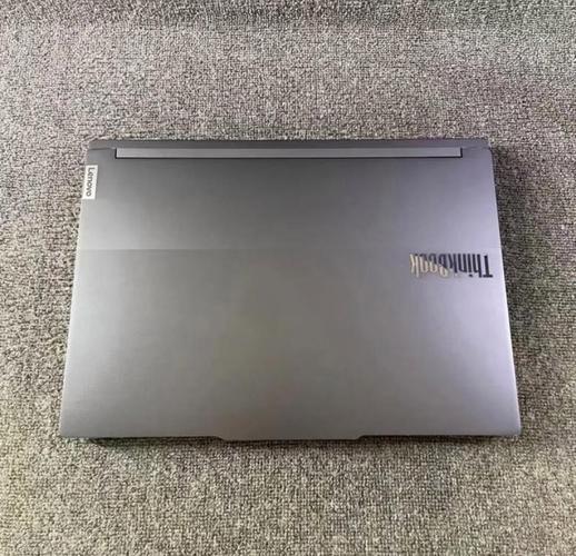 笔记本与无线鼠标办公场景