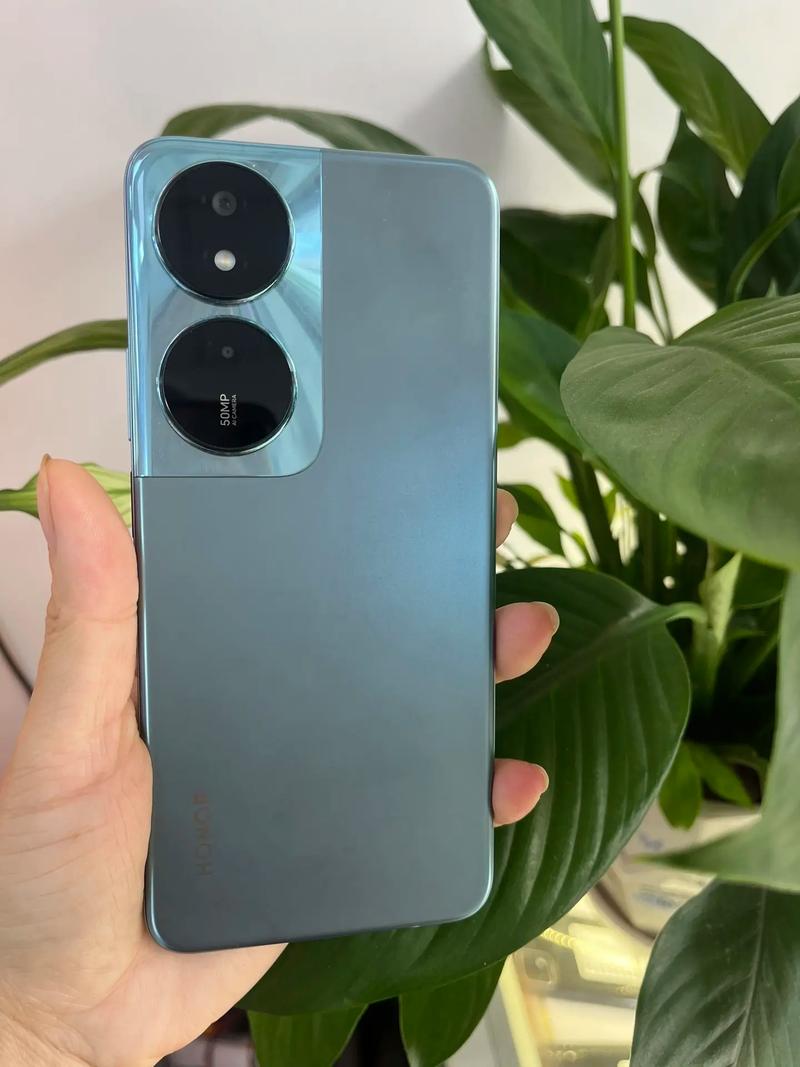 用户手持鼠标办公场景