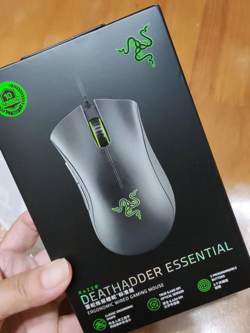 黑色的竞技游戏鼠标外观特写