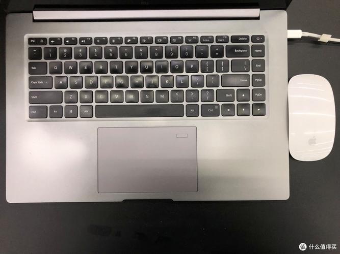 简约黑色机械键盘侧视图