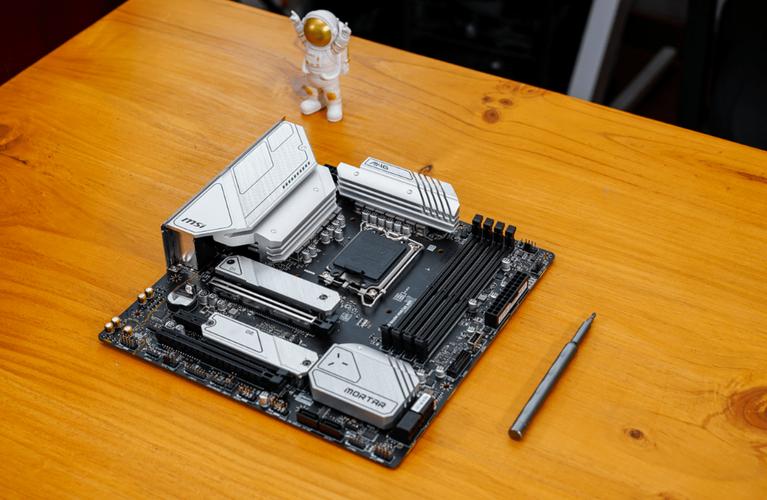 CPU插槽与内存槽特写