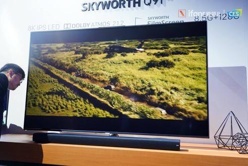 黑色平面显示器办公场景