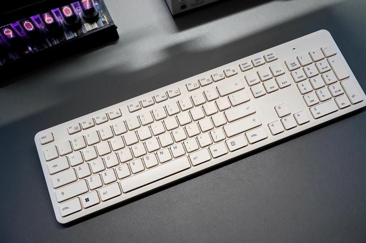 轻办公场景中的电脑设备