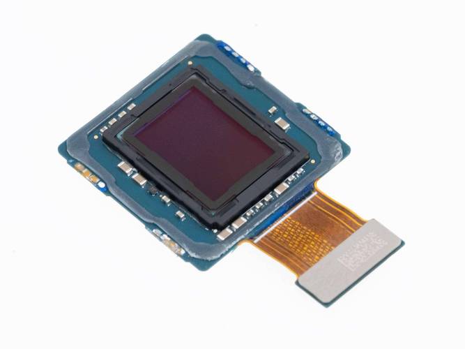 桌面显示器与键盘的科技工作场景