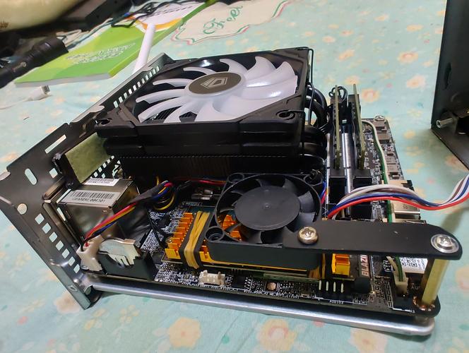 电脑硬件测试与监控界面