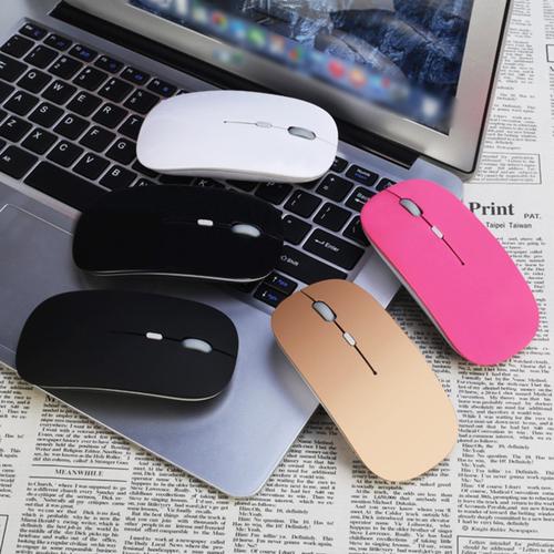 简洁桌面上的电脑外设