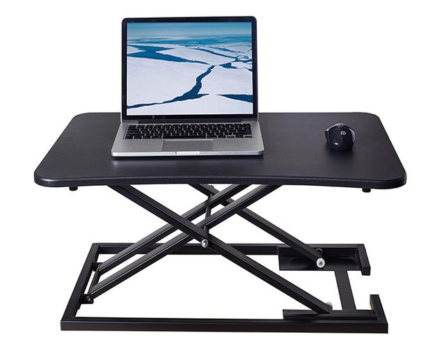 办公场景中的电脑与鼠标