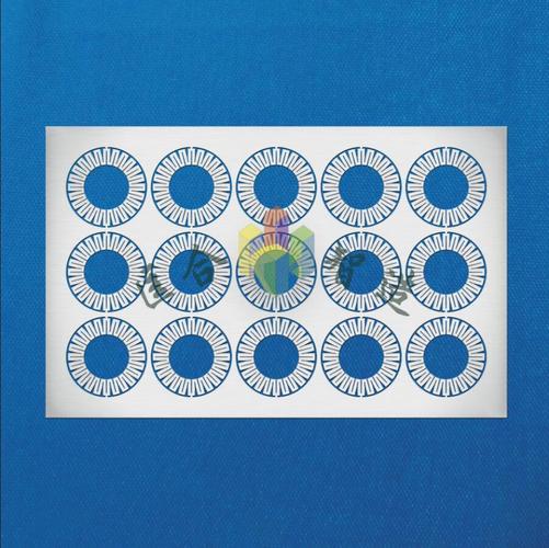 桌面上的鼠标与键盘，体现外观设计与办公场景