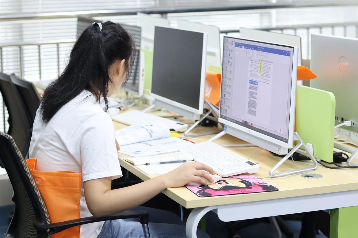 Tech buying guide mouse on laptop