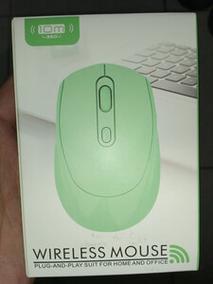 手持无线鼠标进行办公操作