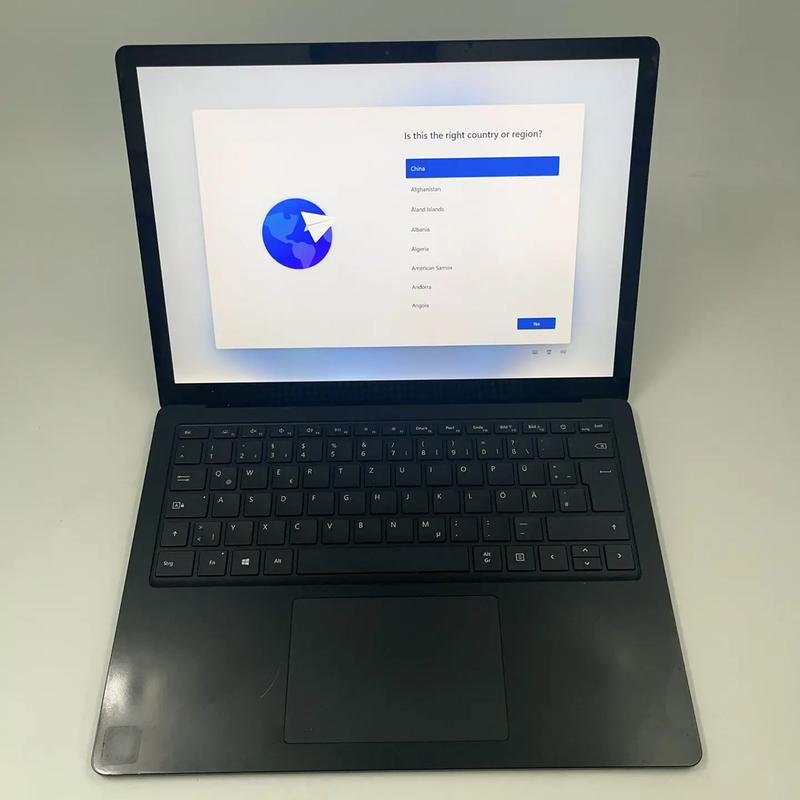 笔记本电脑放置在黑色散热垫上的细节