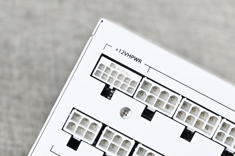 安钛克NE 1000W电源输出接口与功率参数标注