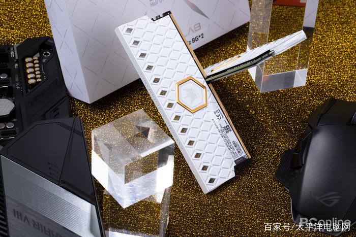 影驰HOF OC Lab 皑钻内存外观全景