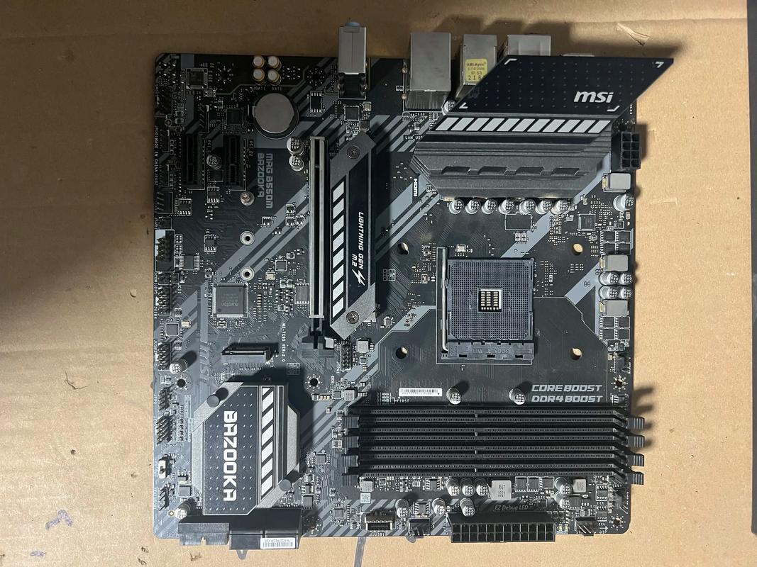 LGA 1151 CPU插槽和内存槽细节