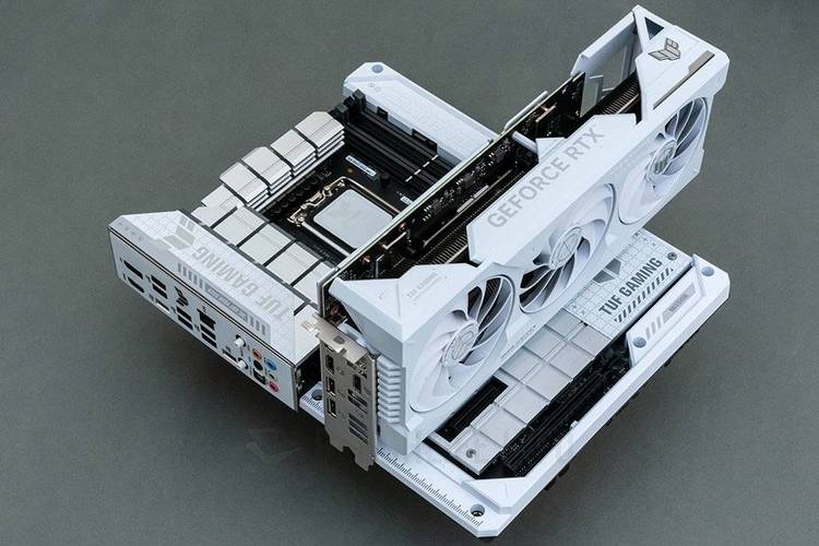 华硕RTX 4070 Ti SUPER TUF白色显卡外观特写