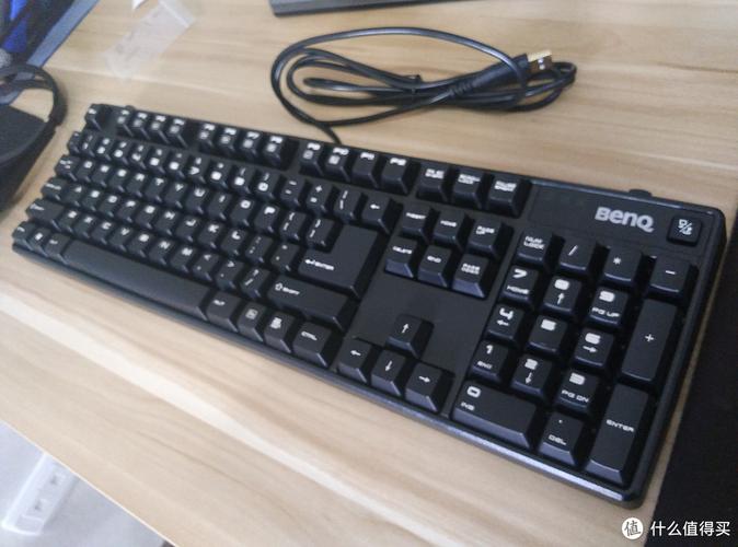 全尺寸机械键盘白色蓝色设计展示