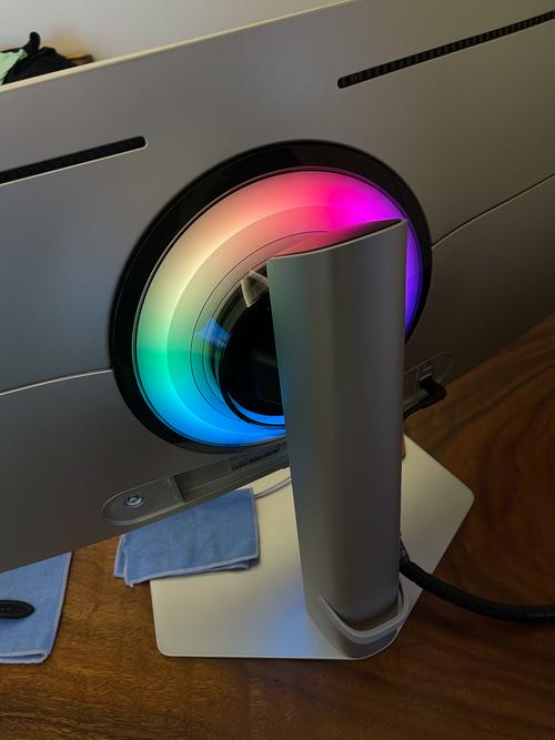 显示器稳固底座与机身细节