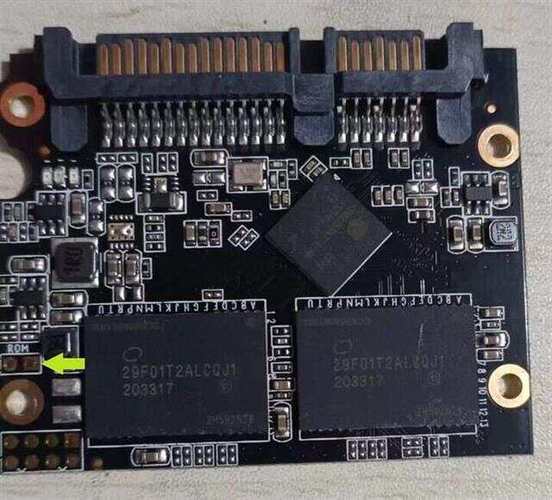 金泰克S300 M.2 SSD轻薄外观特写