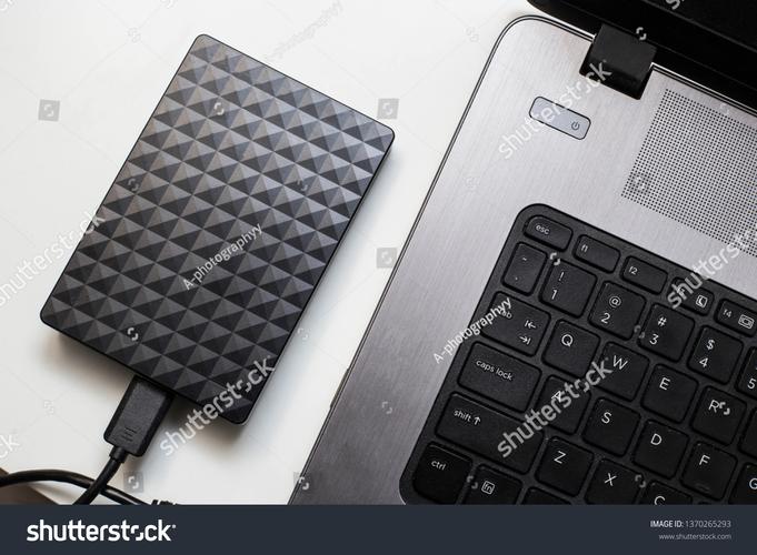 机箱内部硬盘位阵列展示