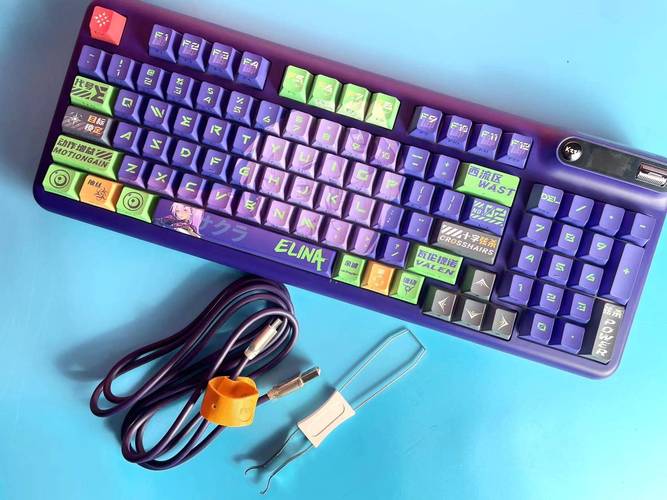 键盘侧面群青配色角度特写