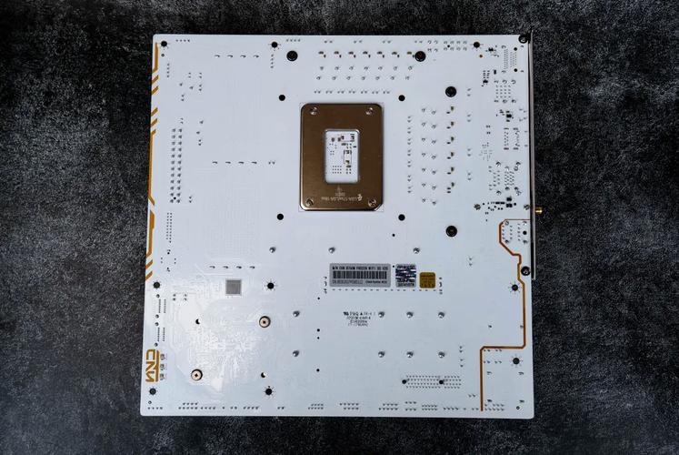 七彩虹 CVN B760M FROZEN 主板白色外观特写