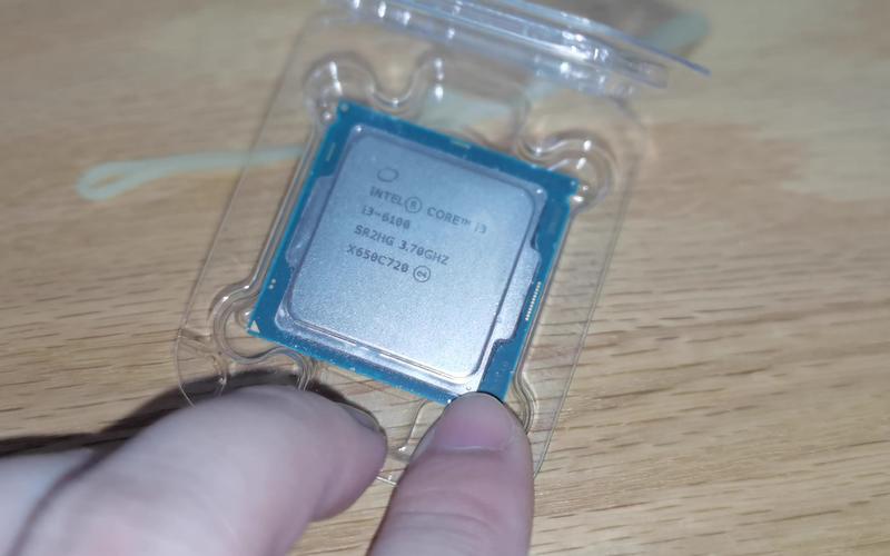 Intel Core i3-6100 CPU 外观特写与触点细节