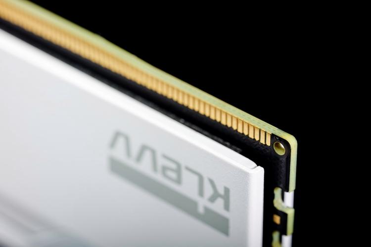 电脑主板DIMM插槽特写，展示内存安装