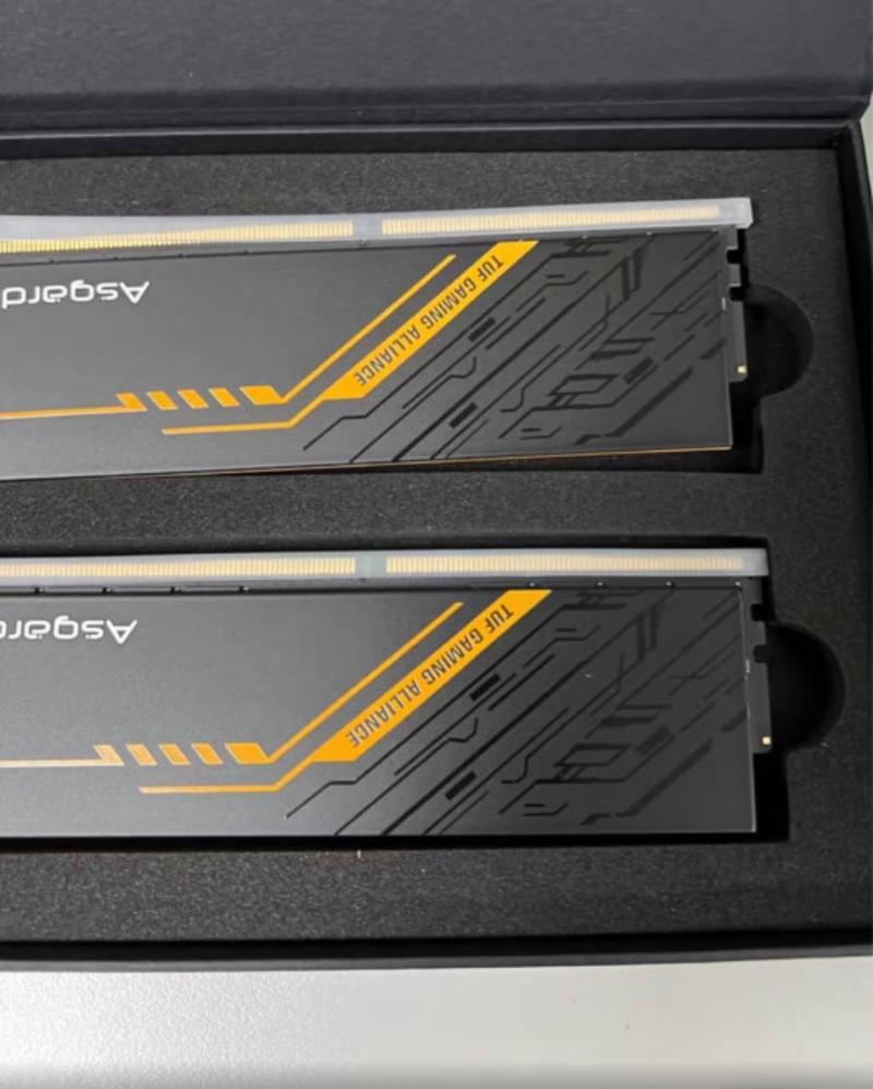 内存条铝制散热片特写