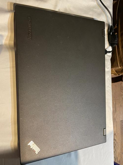 硬件组件细节，突出内存的紧凑设计