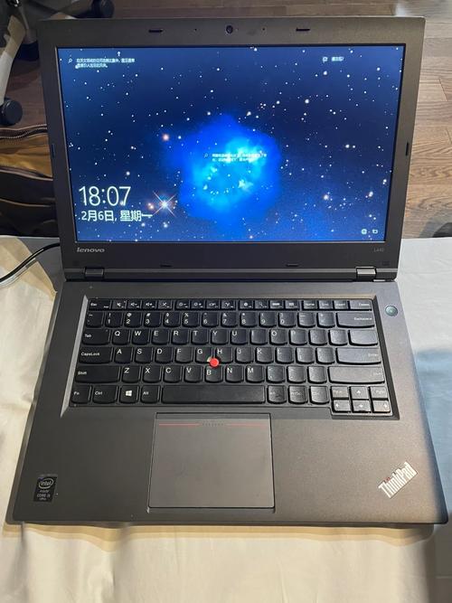 笔记本内存条特写，展示绿色PCB和颗粒排列