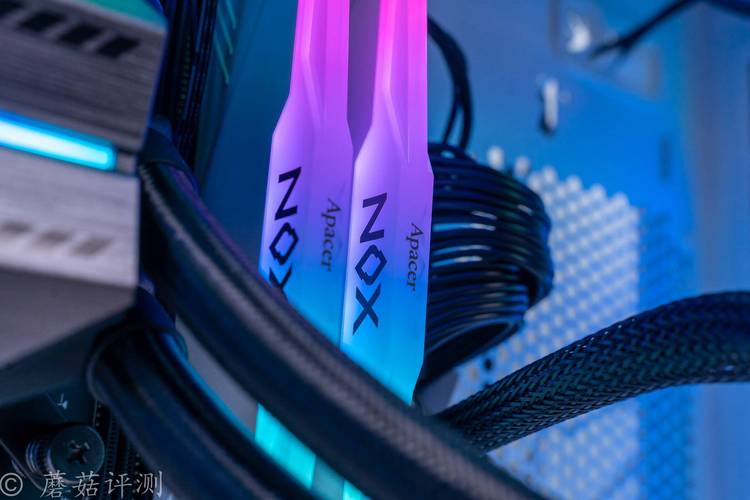 电脑内存条特写，展示白色散热片和RGB灯光效果