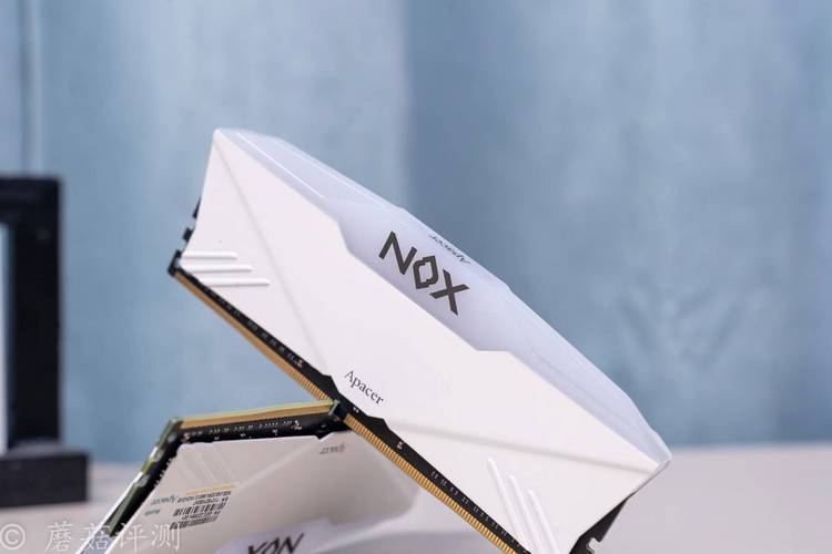 RGB内存条在机箱内点亮，与其它组件灯光同步