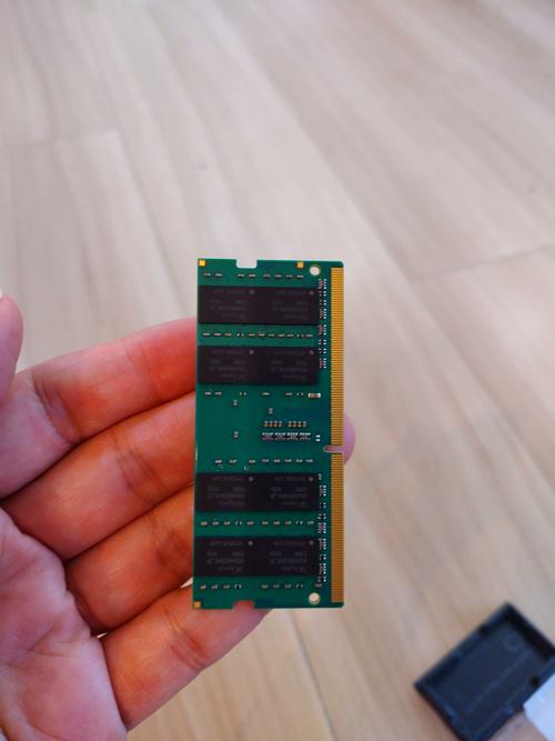 电脑主板上的内存插槽，展示DDR4接口