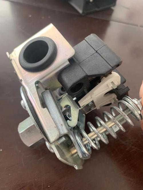 机械键盘轴体特写展示内部结构