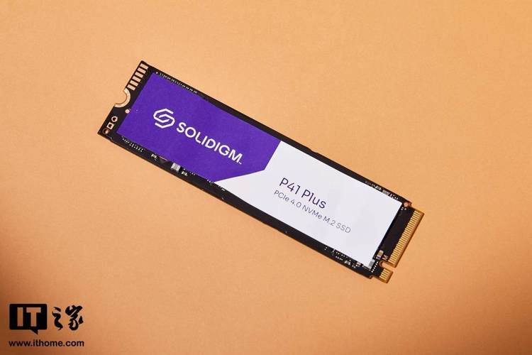 固态硬盘规格标签特写