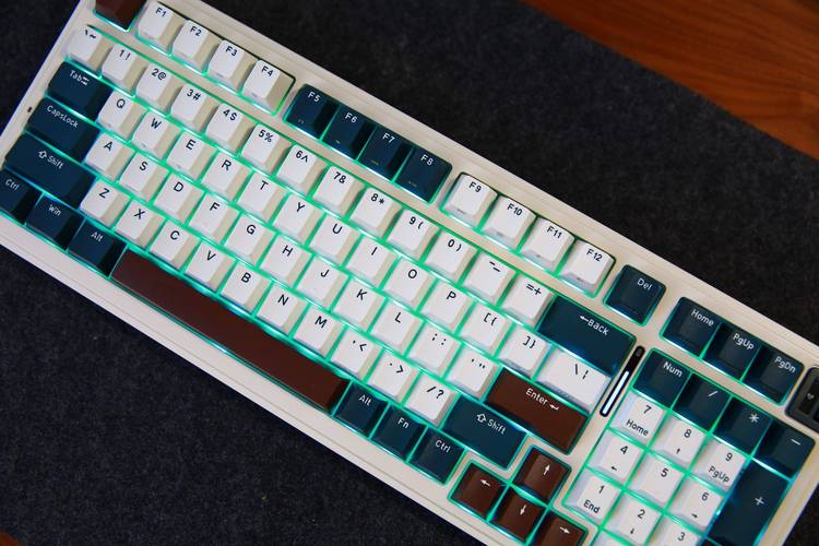 键盘侧视图，显示可调节脚撑和倾斜角度