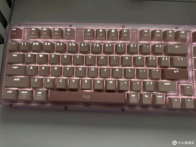 手在键盘上快速打字，展示性能表现